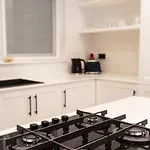 アパート Beautiful And Amazing Flat In グジラ