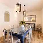 アパート Beautiful And Amazing Flat In グジラ